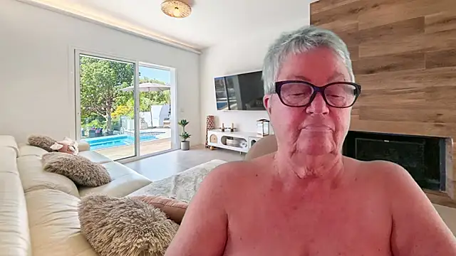 GrannyChrissy68 online show from 04-22-26, 02:46
