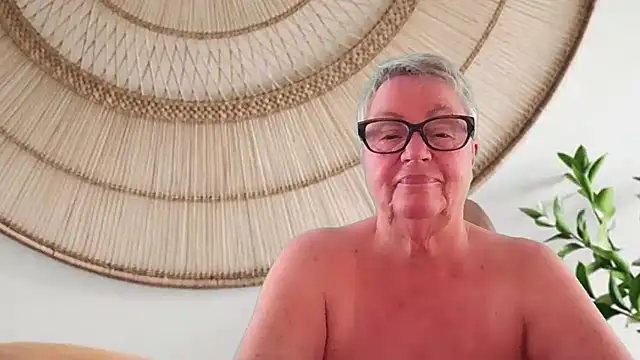 GrannyChrissy68 online show from 05-24-26, 09:15