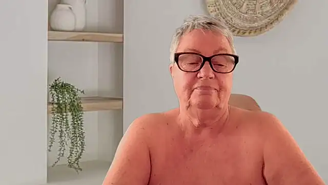GrannyChrissy68 online show from 05-28-26, 12:44