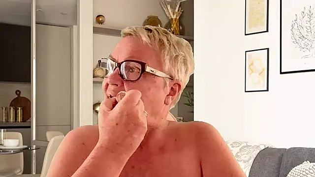 GrannyChrissy68 online show from 04-08-26, 05:03