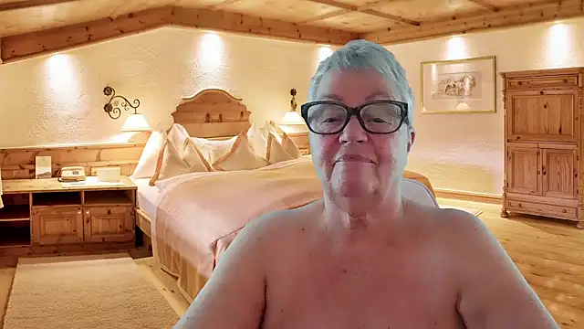 GrannyChrissy68 online show from 12-16-25, 08:35