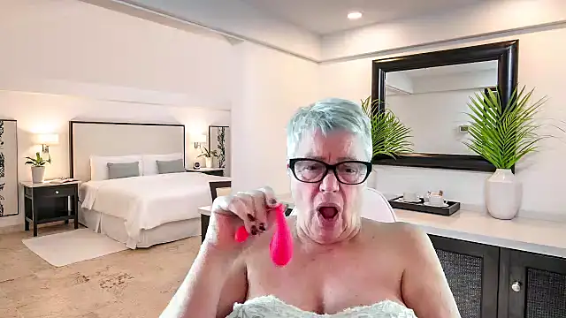 GrannyChrissy68 online show from 12-22-25, 02:50
