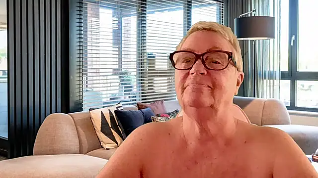 GrannyChrissy68 online show from 04-04-26, 01:28