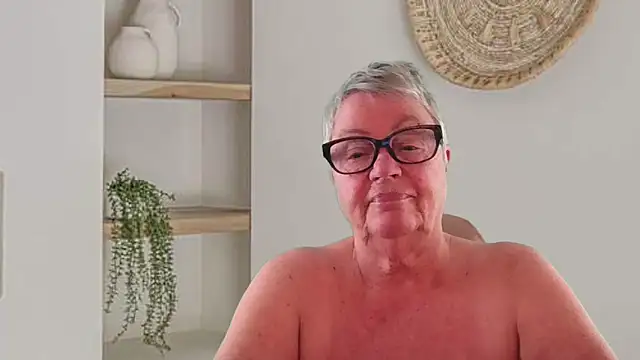 GrannyChrissy68 online show from 05-27-26, 12:45