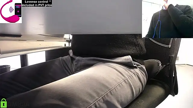 Snapshot of pliko chatting on 03-11-25, 11:33 pliko online show from 03-11-25, 11:33