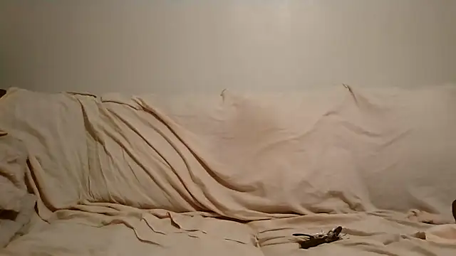 Snapshot of beautylovess chatting on 06-18-26, 04:45 beautylovess online show from 06-18-26, 04:45