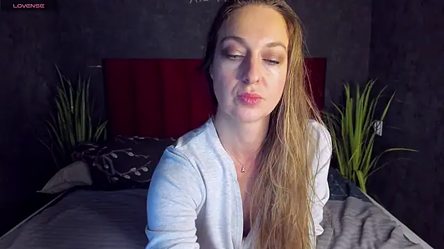 GwenCarter online show from 02-03-25, 03:17