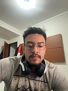 Snapshot of YhagoViana chatting on 10-06-25, 04:57 YhagoViana online show from 10-06-25, 04:57