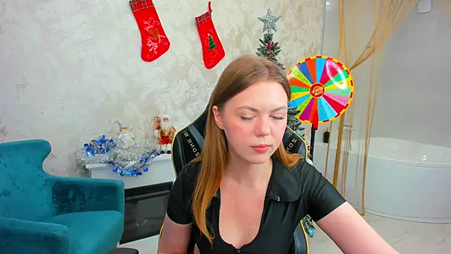 Snapshot of Strawberrye chatting on 12-21-25, 03:30 Strawberrye online show from 12-21-25, 03:30