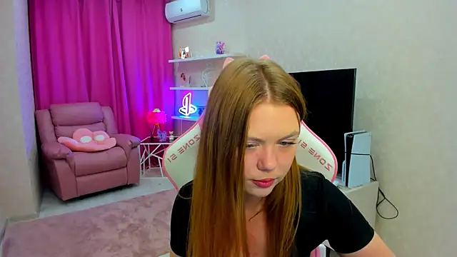 Snapshot of Strawberrye chatting on 11-15-25, 03:32 Strawberrye online show from 11-15-25, 03:32