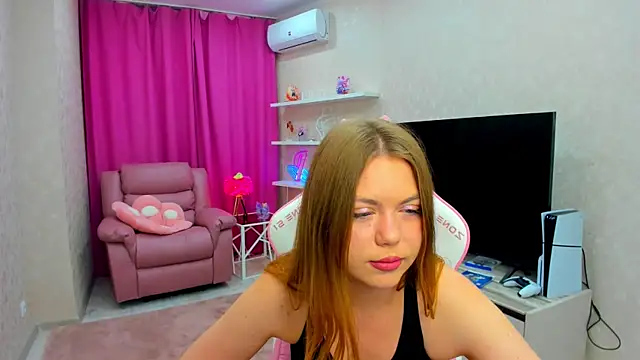 Snapshot of Strawberrye chatting on 11-25-25, 03:29 Strawberrye online show from 11-25-25, 03:29