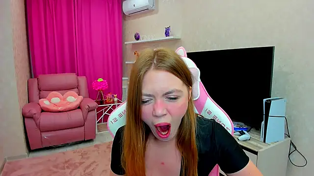 Snapshot of Strawberrye chatting on 10-17-25, 03:32 Strawberrye online show from 10-17-25, 03:32