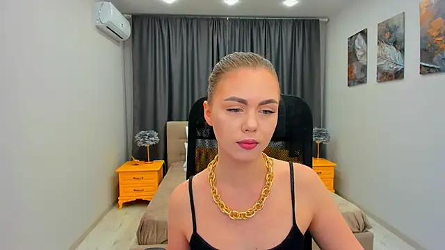 Snapshot of Strawberrye chatting on 02-22-25, 11:35 Strawberrye online show from 02-22-25, 11:35