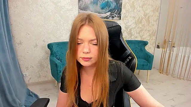Snapshot of Strawberrye chatting on 10-20-25, 03:41 Strawberrye online show from 10-20-25, 03:41