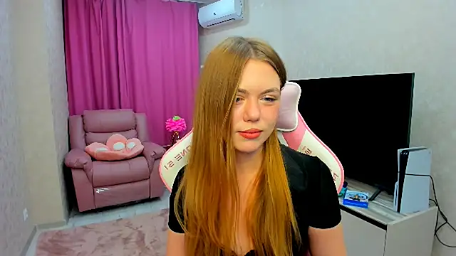 Snapshot of Strawberrye chatting on 09-21-25, 03:33 Strawberrye online show from 09-21-25, 03:33