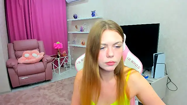 Snapshot of Strawberrye chatting on 09-24-25, 03:24 Strawberrye online show from 09-24-25, 03:24