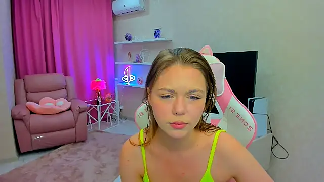 Snapshot of Strawberrye chatting on 09-28-25, 03:35 Strawberrye online show from 09-28-25, 03:35