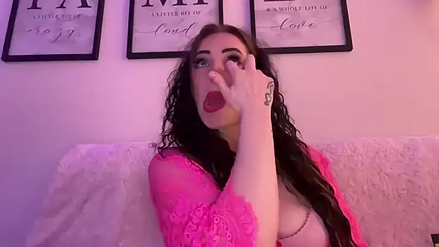 Snapshot of EmilyBlue chatting on 03-31-26, 09:06 EmilyBlue online show from 03-31-26, 09:06
