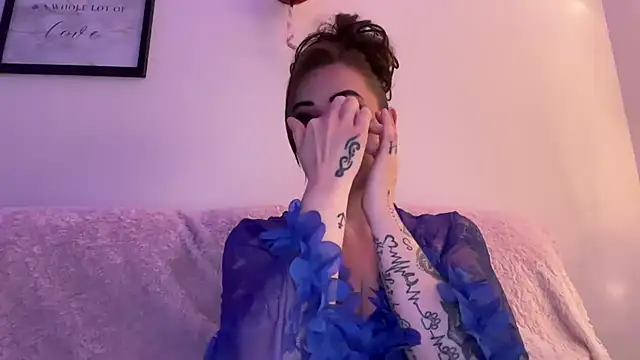 Snapshot of EmilyBlue chatting on 04-10-26, 06:59 EmilyBlue online show from 04-10-26, 06:59