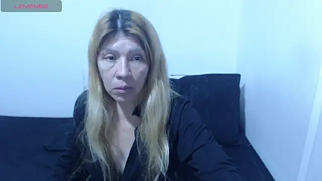 Snapshot of Dulce-Bella chatting on 05-21-26, 02:47 Dulce-Bella online show from 05-21-26, 02:47