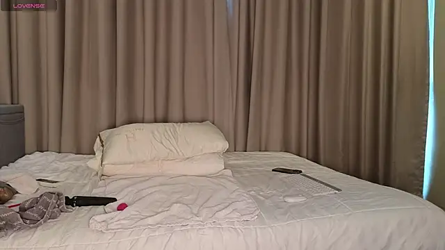 Snapshot of LucyNuty chatting on 10-10-25, 06:25 LucyNuty online show from 10-10-25, 06:25