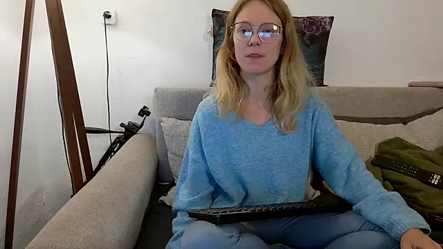 little-leni online show from 09-26-25, 08:27