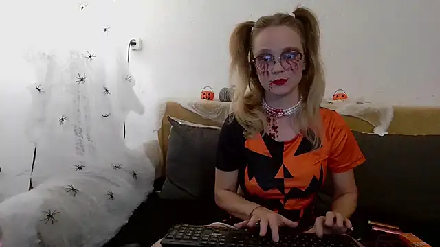 little-leni online show from 10-31-25, 08:49