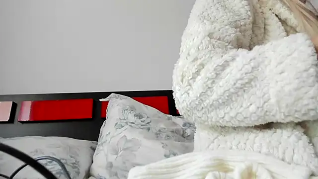 Snapshot of suuzykiss chatting on 02-12-25, 06:19 suuzykiss online show from 02-12-25, 06:19