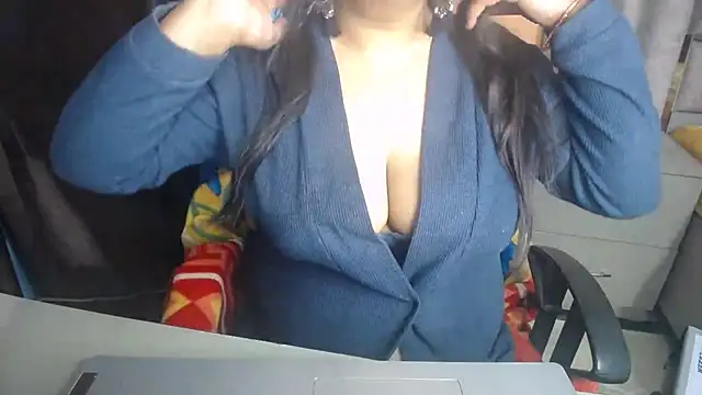 Shanvi  online show from 11-18-25, 07:06