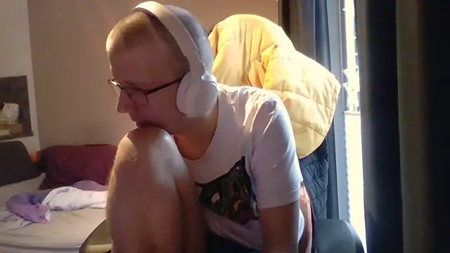 David250692 online show from 11-24-25, 08:58