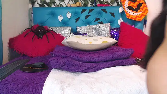 SARAWILLS online show from 10-31-25, 02:02