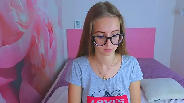 Snapshot of AliceAdams chatting on 10-24-25, 06:45 AliceAdams online show from 10-24-25, 06:45