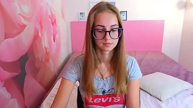 Snapshot of AliceAdams chatting on 09-29-25, 07:37 AliceAdams online show from 09-29-25, 07:37