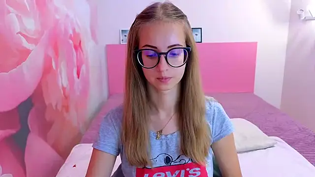 Snapshot of AliceAdams chatting on 09-19-25, 06:39 AliceAdams online show from 09-19-25, 06:39