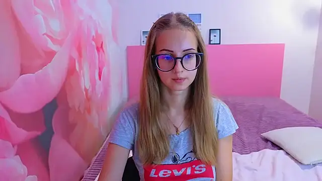 Snapshot of AliceAdams chatting on 10-06-25, 06:58 AliceAdams online show from 10-06-25, 06:58