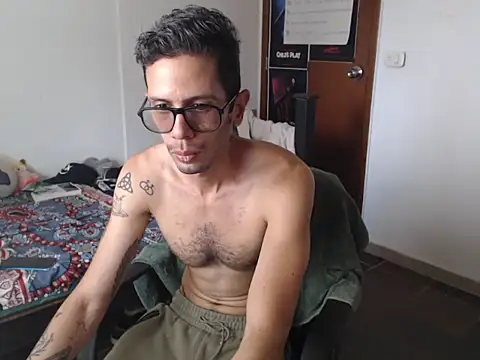 Snapshot of alisterxxx chatting on 07-15-26, 03:30 alisterxxx online show from 07-15-26, 03:30