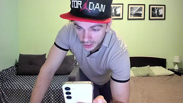 Snapshot of Marrymepls chatting on 04-15-26, 02:43 Marrymepls online show from 04-15-26, 02:43