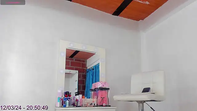 Snapshot of emily_hornett chatting on 12-04-24, 01:52 emily hornett online show from 12-04-24, 01:52