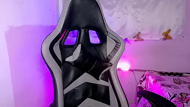 ninatiny online show from 10-31-25, 09:28