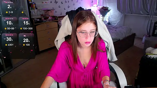 Snapshot of Kira_honeyy chatting on 10-10-25, 04:35 Kira honeyy online show from 10-10-25, 04:35