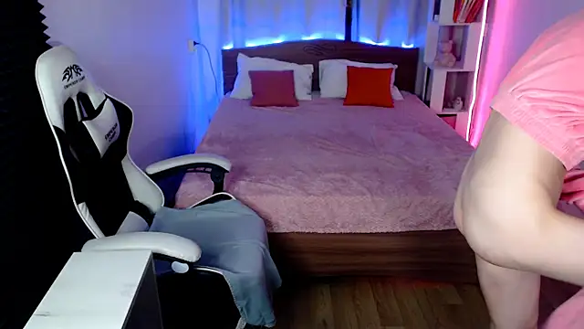 Snapshot of Kira_honeyy chatting on 01-15-25, 02:45 Kira honeyy online show from 01-15-25, 02:45