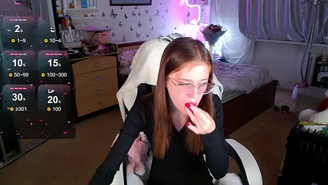 Snapshot of Kira_honeyy chatting on 10-09-25, 06:03 Kira honeyy online show from 10-09-25, 06:03