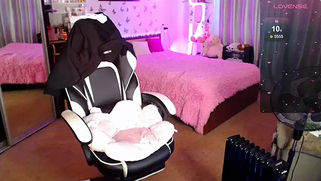 Snapshot of Kira_honeyy chatting on 09-13-25, 08:14 Kira honeyy online show from 09-13-25, 08:14