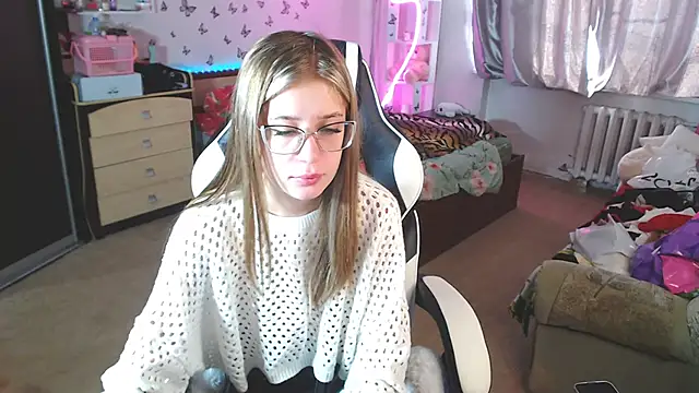 Snapshot of Kira_honeyy chatting on 03-06-25, 04:52 Kira honeyy online show from 03-06-25, 04:52