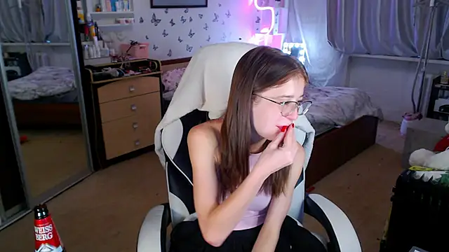 Snapshot of Kira_honeyy chatting on 10-08-25, 06:04 Kira honeyy online show from 10-08-25, 06:04