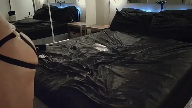 MikyFoxx online show from 11-24-25, 07:19