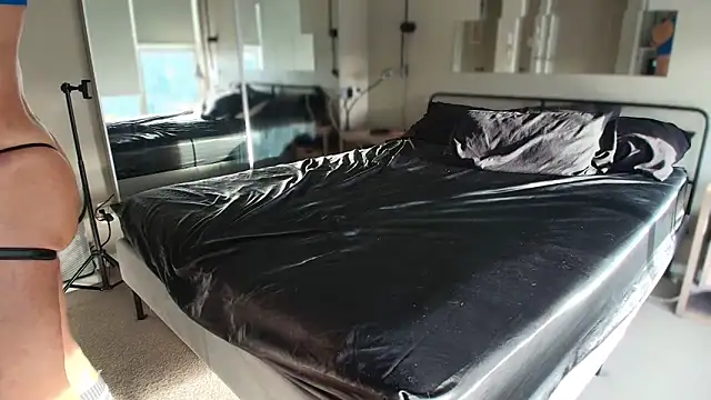 MikyFoxx online show from 12-17-25, 10:37