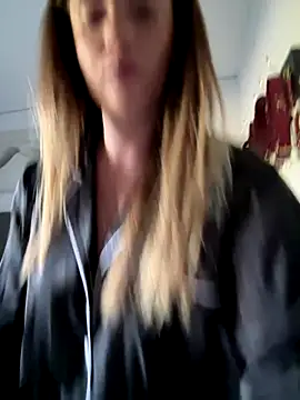 Snapshot of Clara-xoxo chatting on 09-26-25, 08:21 Clara-xoxo online show from 09-26-25, 08:21