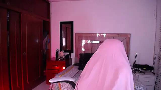 salomecastro  online show from 10-24-25, 03:38