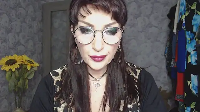 Snapshot of Aziza1 chatting on 05-09-26, 02:20 Aziza1 online show from 05-09-26, 02:20